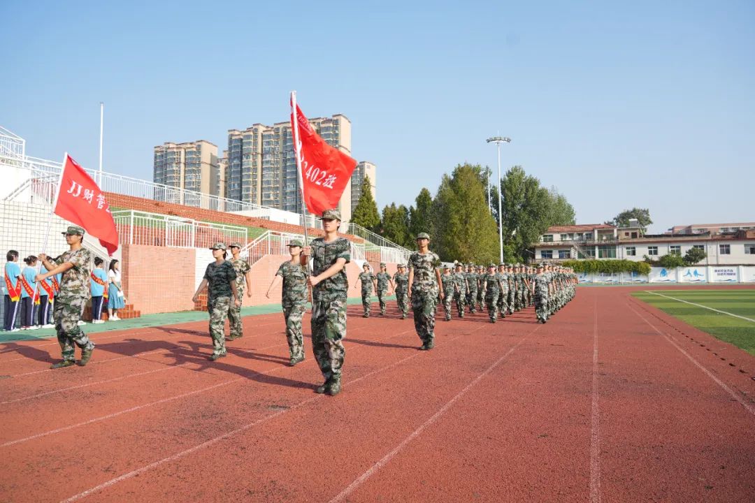 军训会操展风采，飒爽英姿启新程——我校举行2024级联办大专新生军训成果汇报暨表彰大会