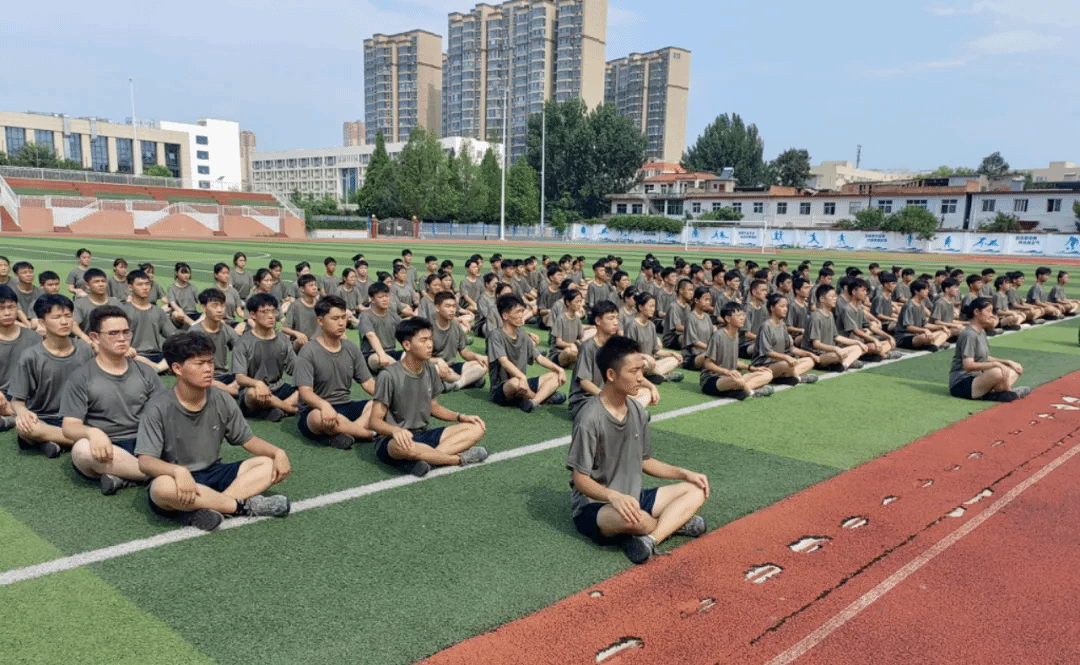 热血青春 不负韶华——我校举行2024年秋期骨干学生素质拓展集训营开营仪式