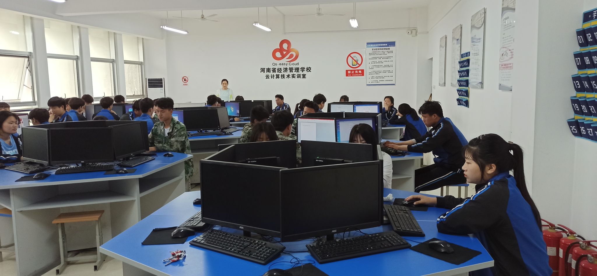 信息技术系云计算技术实训室