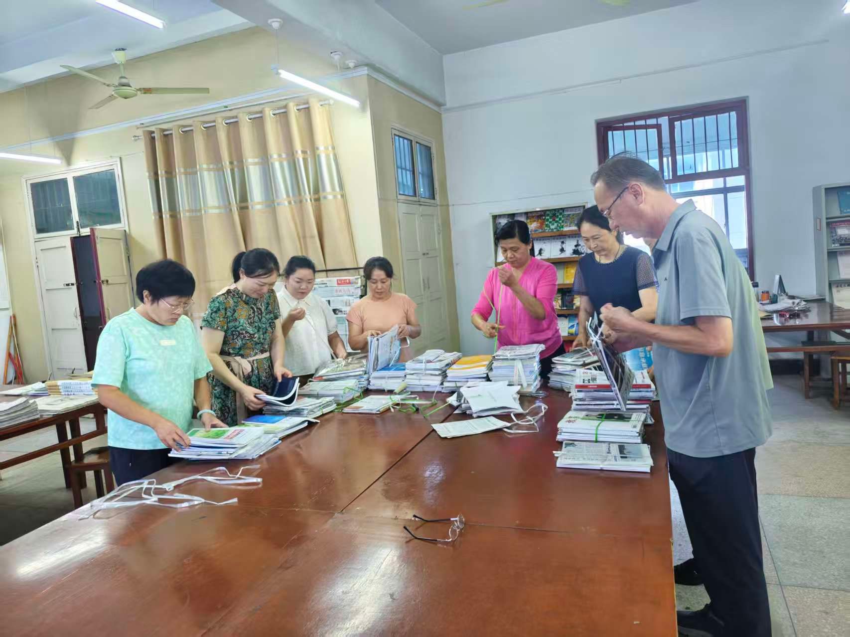 聚力整理馆藏报刊 用心守护书香开学季