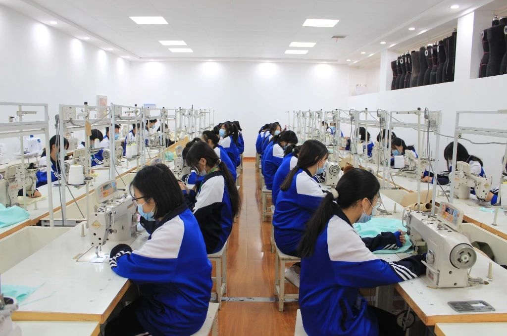 现代服务系摄影、形体、服装工艺实训室