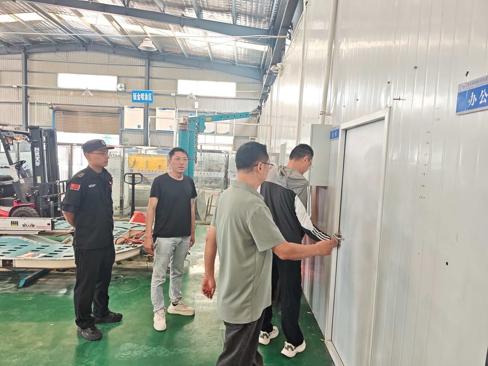筑牢安全防线 排查隐患风险——我校开展实训楼安全专项检查工作