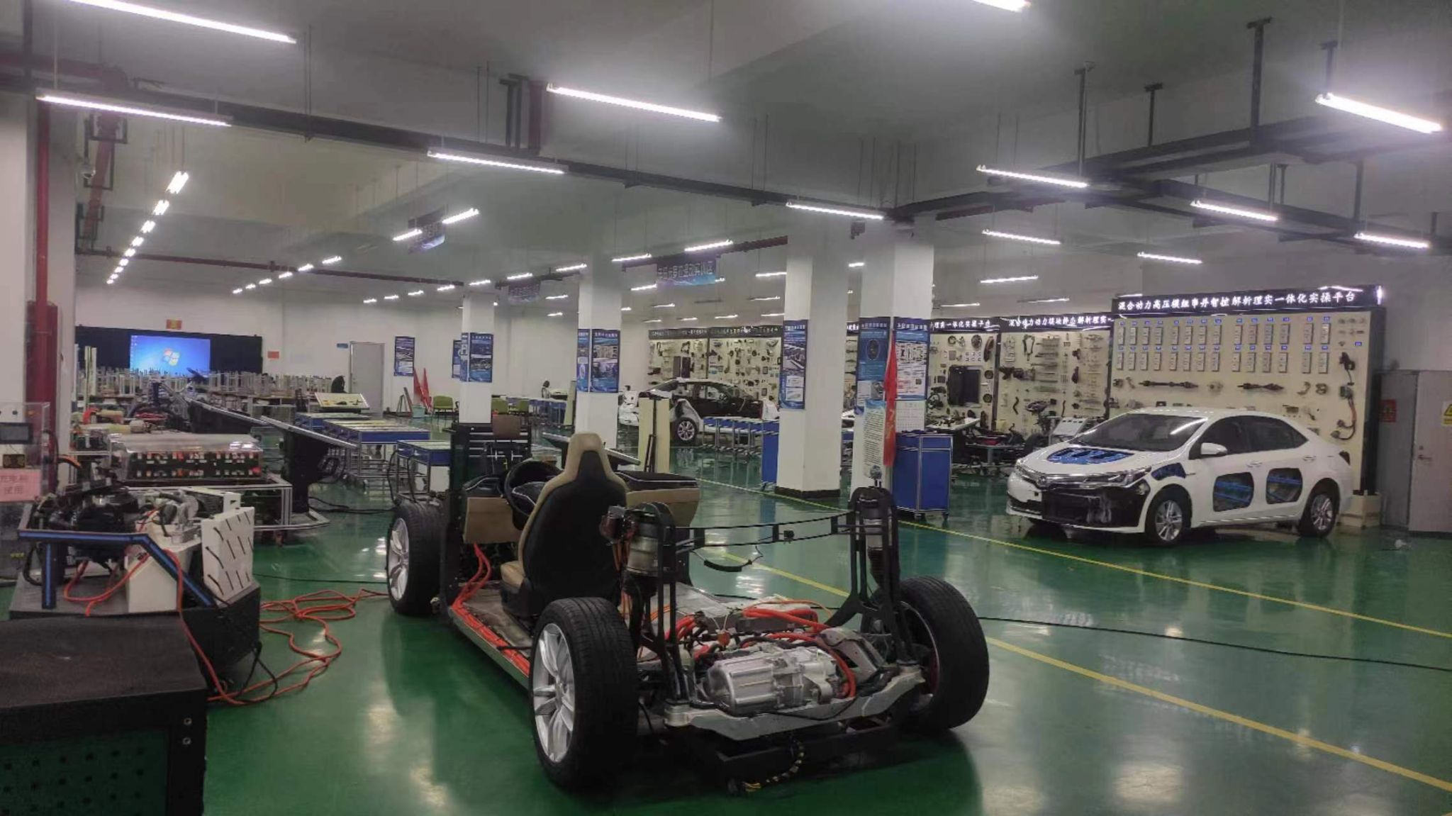 汽车工程系新能源汽车实训室西区全景VR