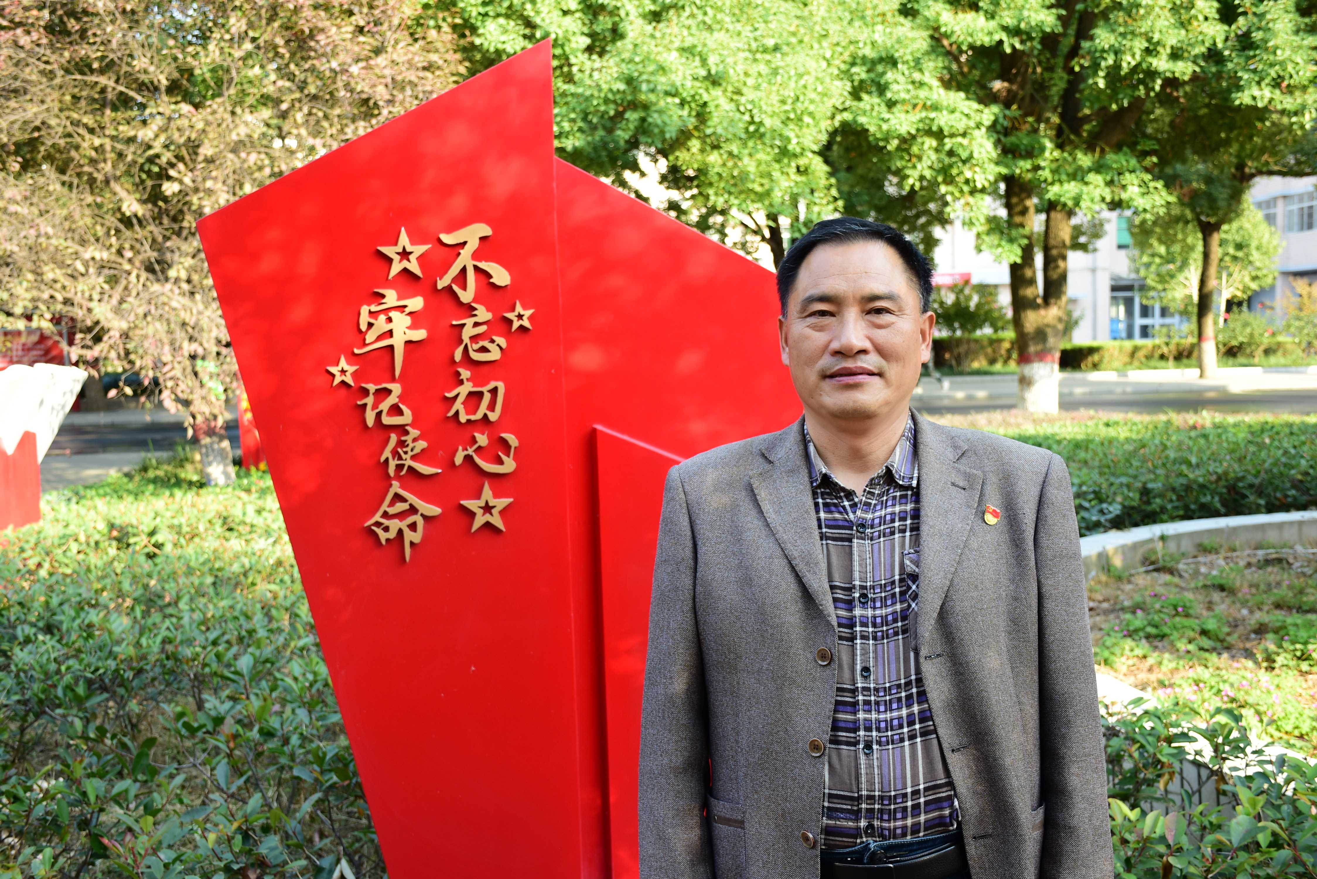 艺术设计系主任郭德平_副本.jpg 艺术设计系主任郭德平_副本.jpg