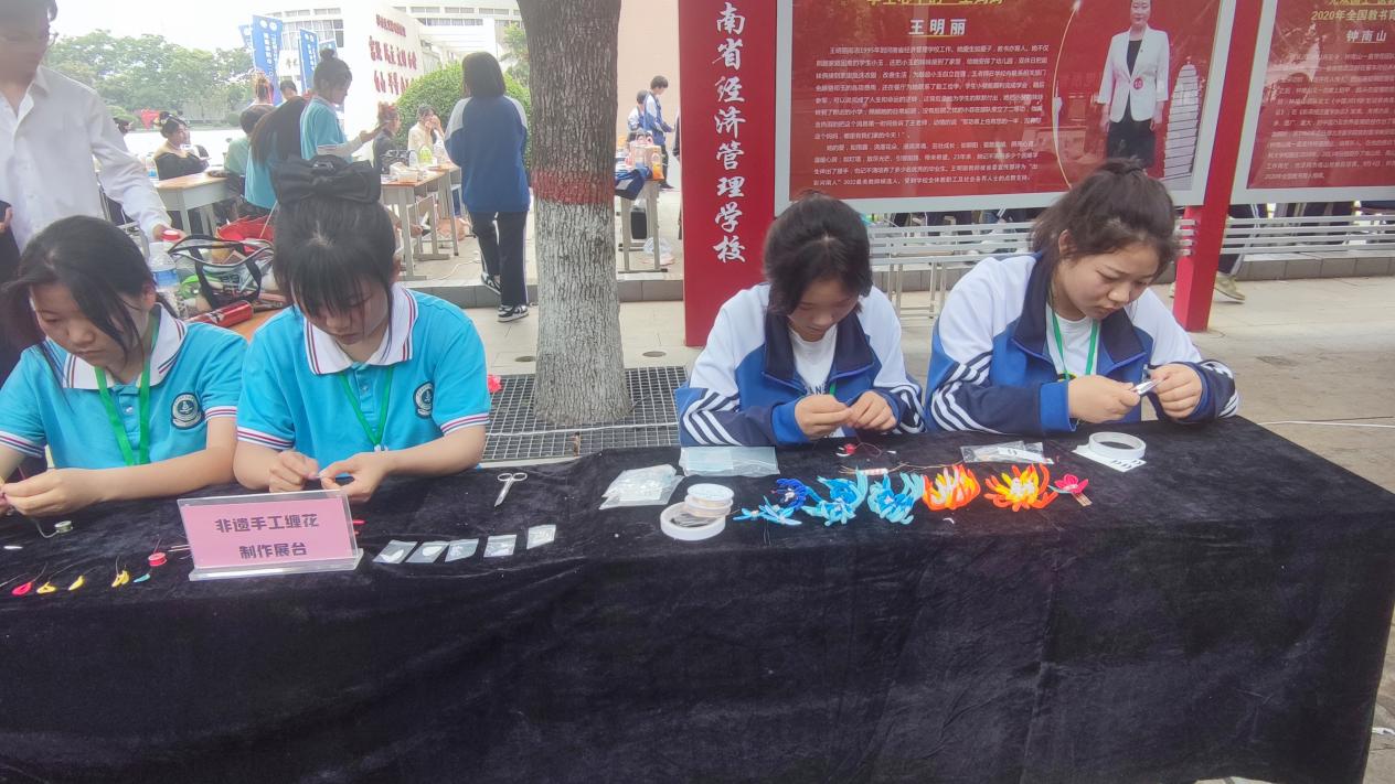 09非遗手工制造缠花展台.jpg 09非遗手工制造缠花展台.jpg