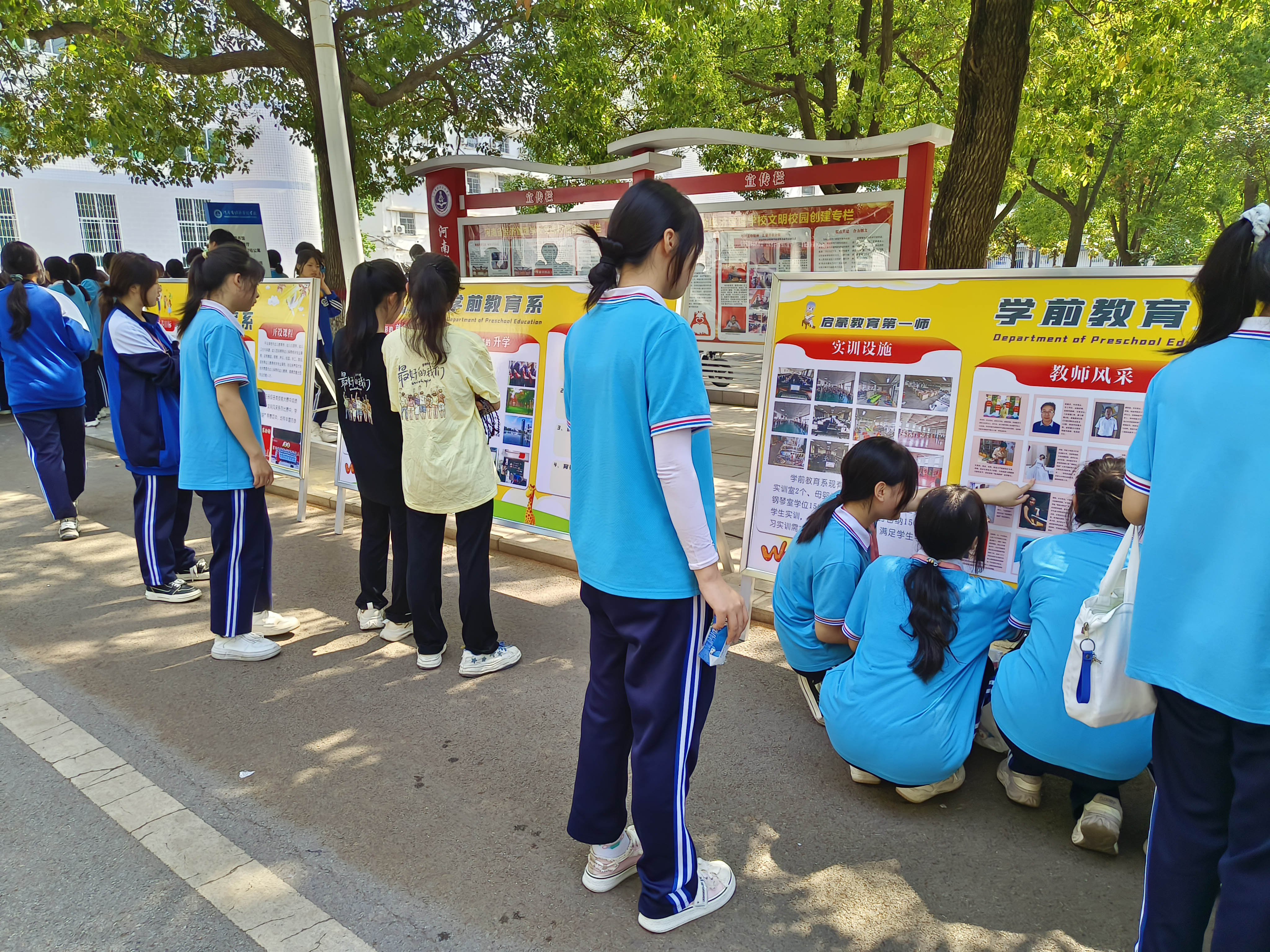 19同学们看展板.jpg 19同学们看展板.jpg
