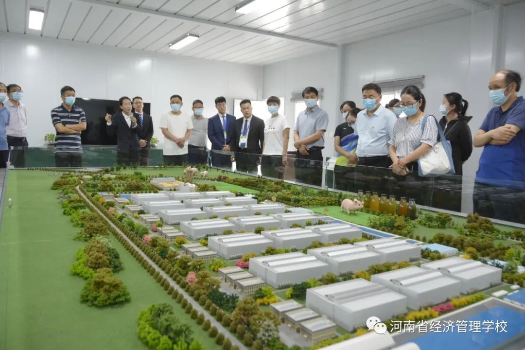 7 在牧原集团参观.jpg 7 在牧原集团参观.jpg